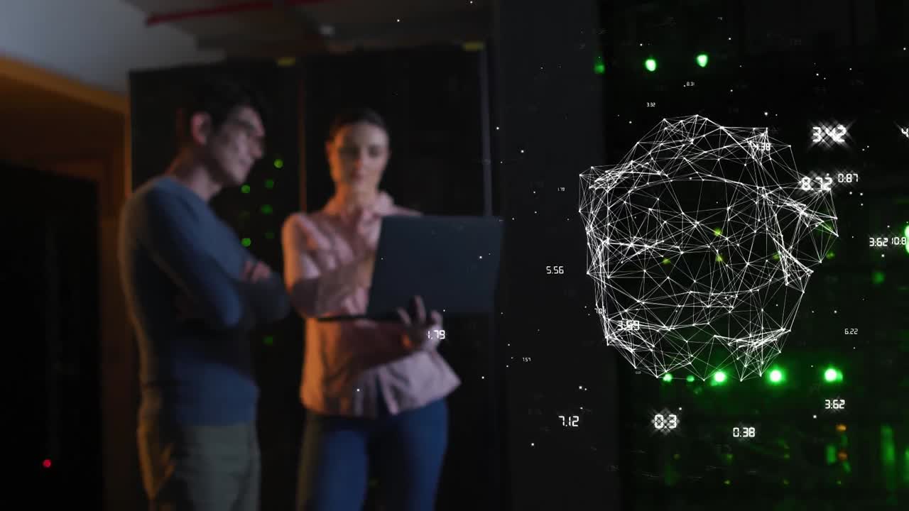 animación del globo hecho de conexiones sobre mujeres y hombres diversos trabajando en la sala del servidor