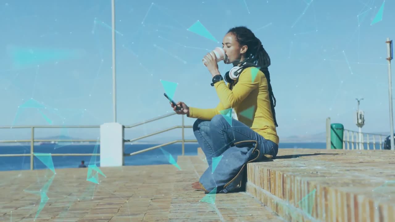 анимация сети соединений над женщиной, пьющей кофе и использующей смартфон