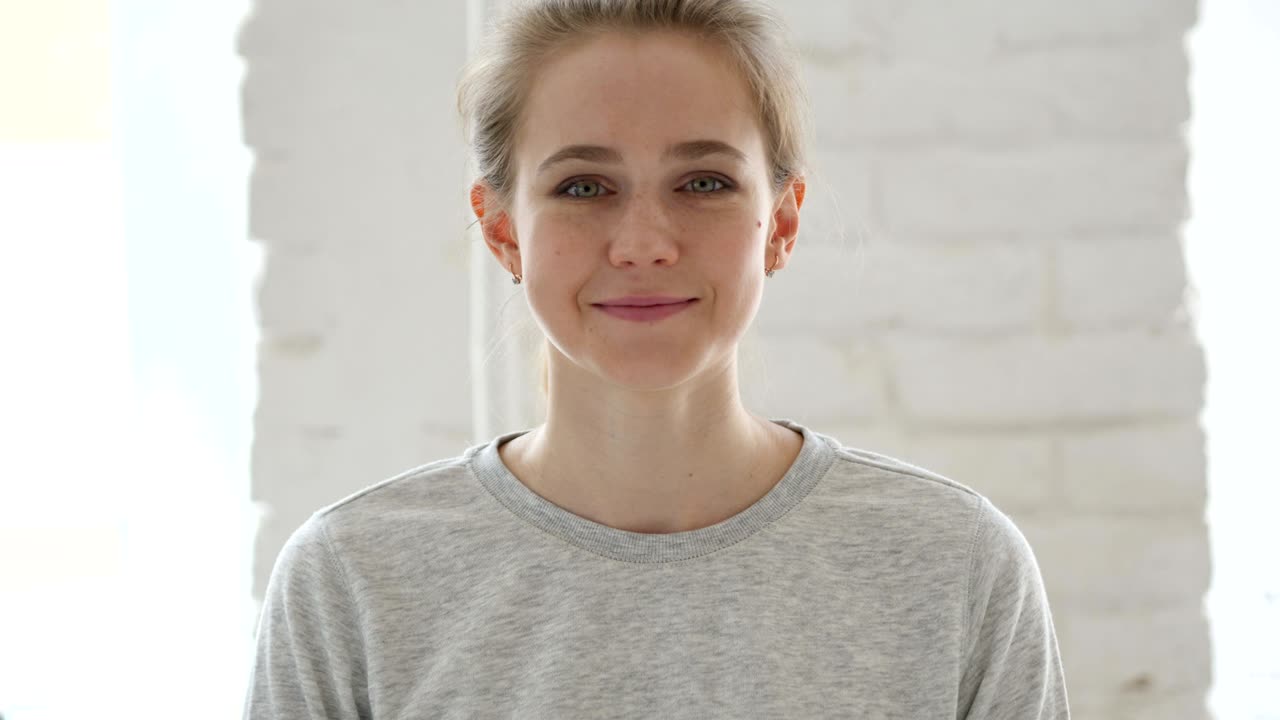 пальцы вверх от молодой женщины на работе