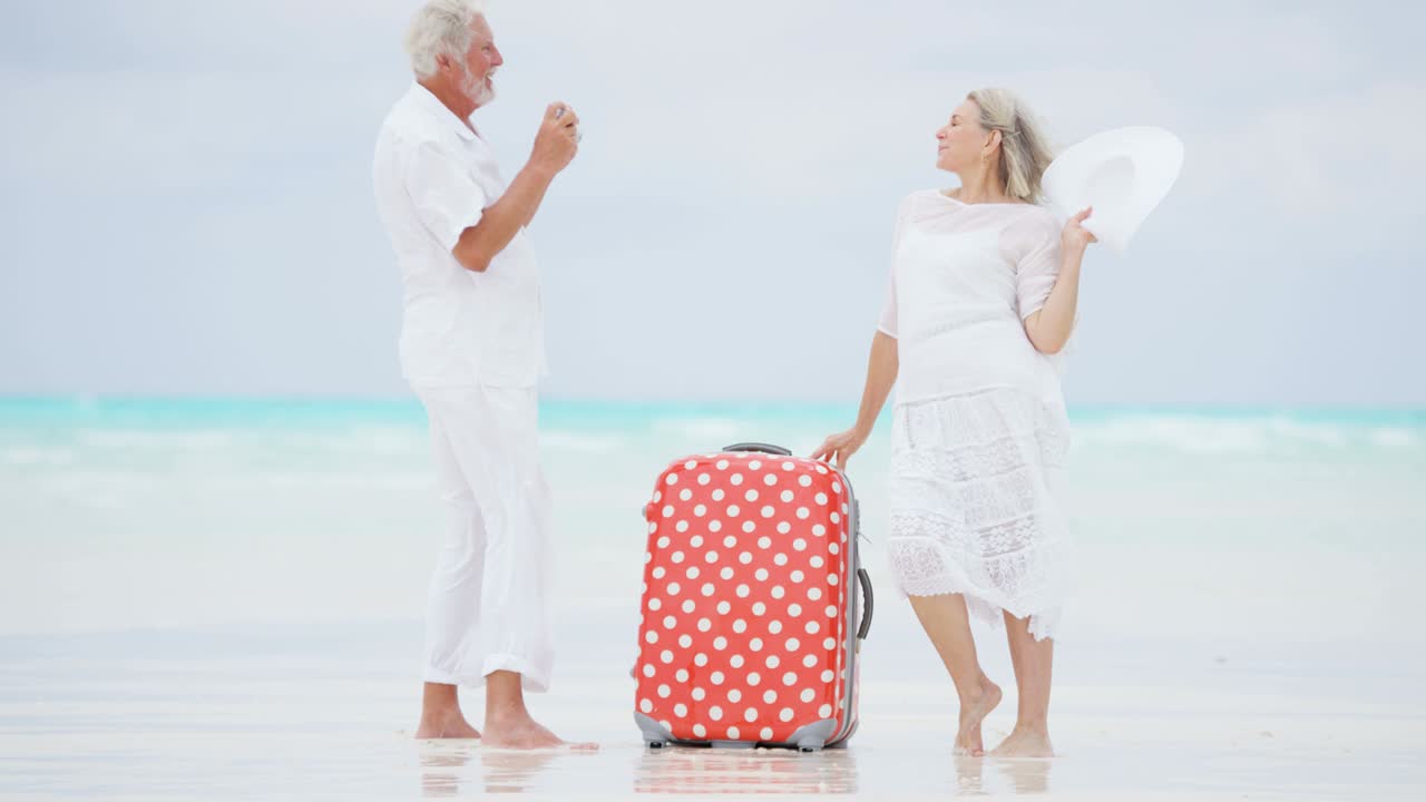 una pareja caucásica en blanco en una playa del caribe.