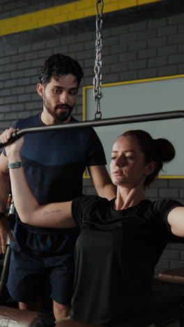 entrenamiento en el gimnasio con entrenador personal