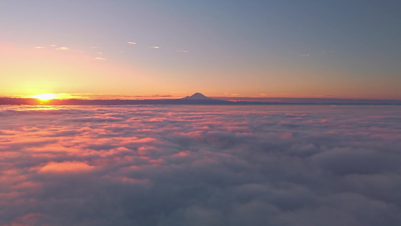 Vista aerea del Monte Rainier all'alba, sopra le nuvole.