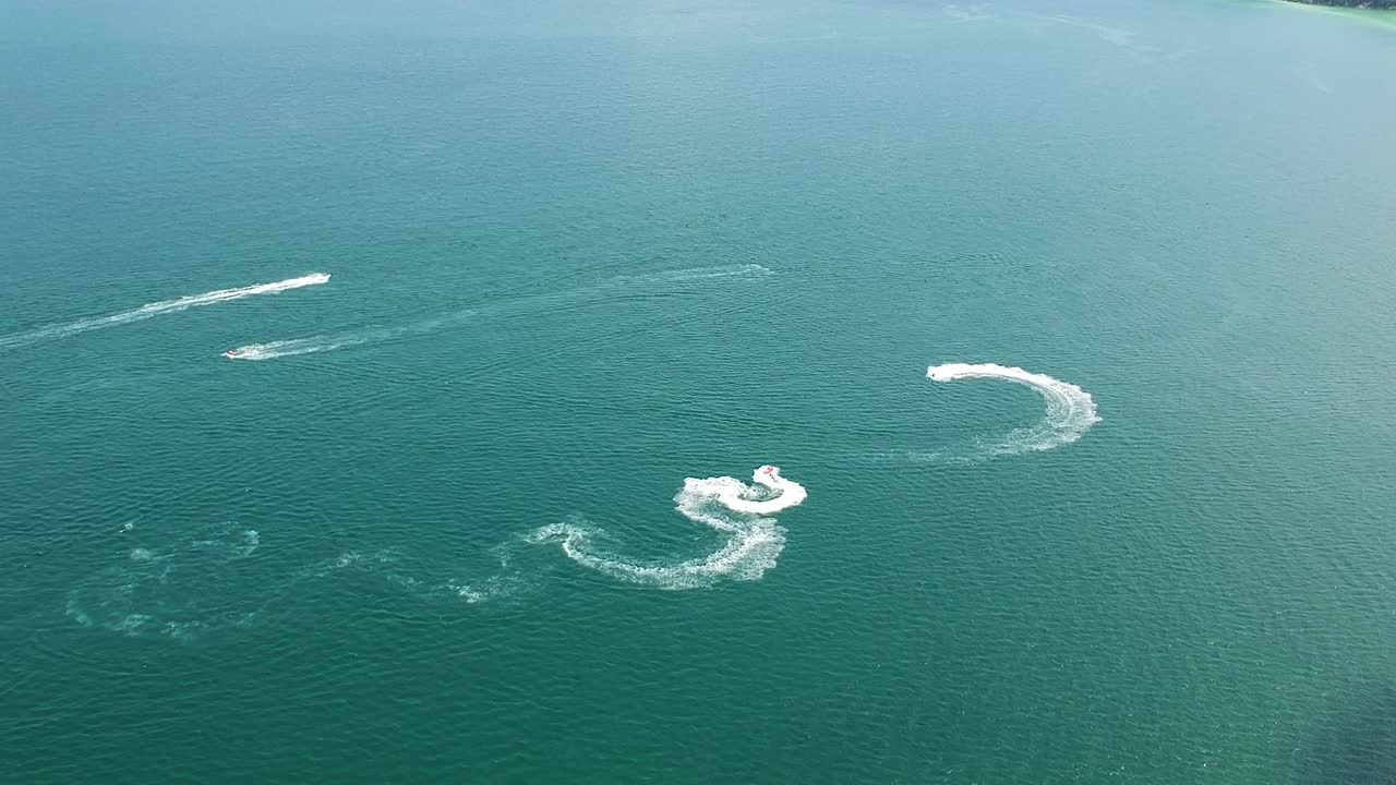 바다에서 프리스타일 묘기를 부리는 제트스키 공중