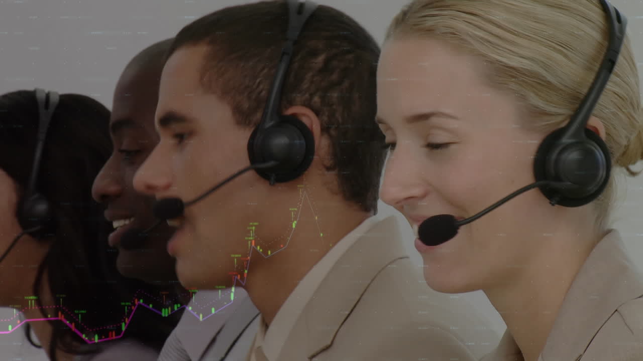 animación del procesamiento de datos financieros sobre personas de negocios que usan auriculares telefónicos