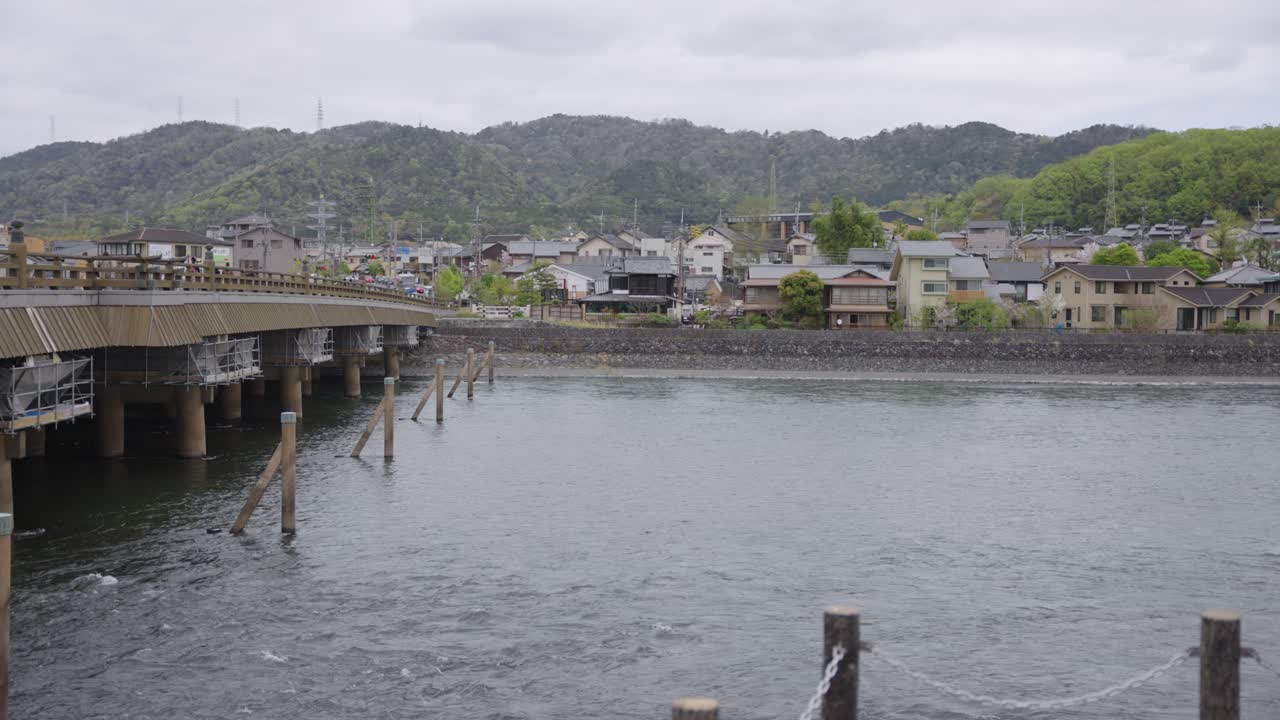 río uji, panorámica de la escena primaveral de japón con casas en el fondo