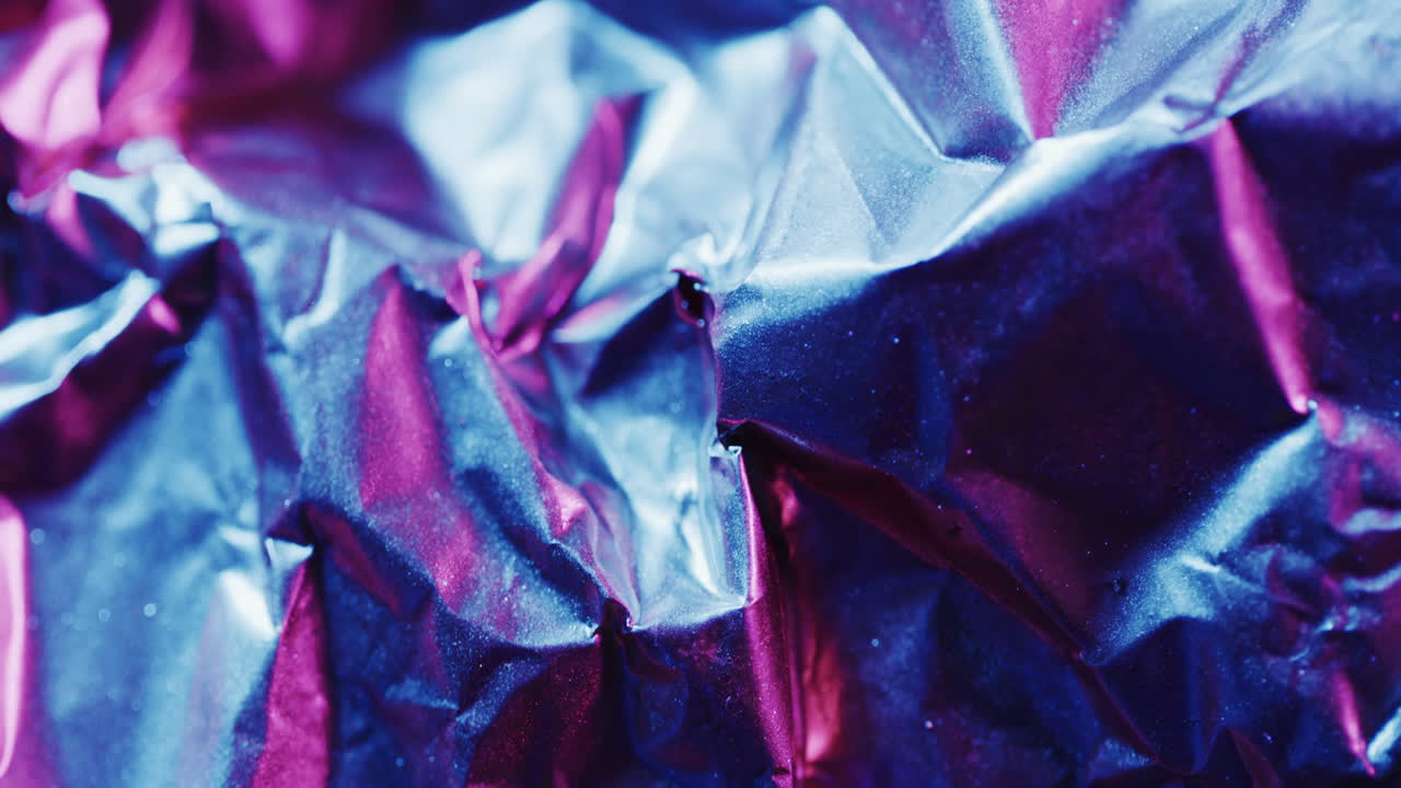 スローモーションの青い折りたたみ紙のクローズアップ