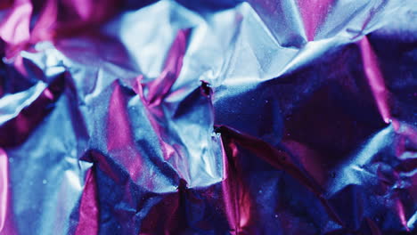 close-up von blauem zerknittertem stück papier in langsamer bewegung