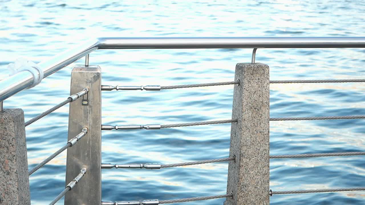 barandilla de metal junto al agua