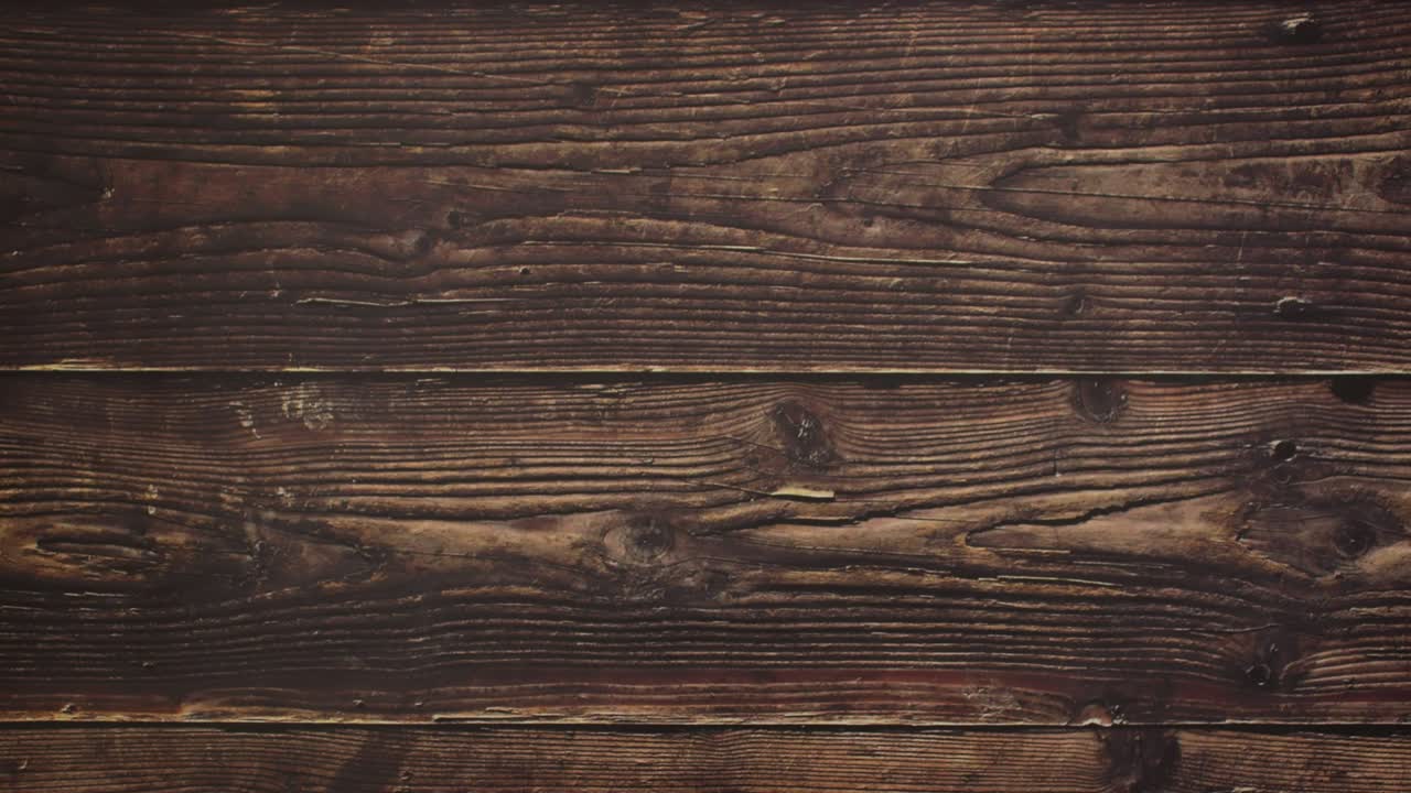 나무 바탕에 빨간색과 초록색 유리판에 오렌지 주스 - 스 모션