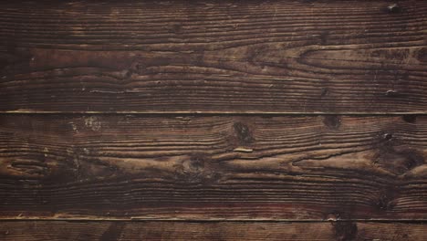 jugo de naranja en vidrio rojo y verde sobre fondo de madera - stop motion