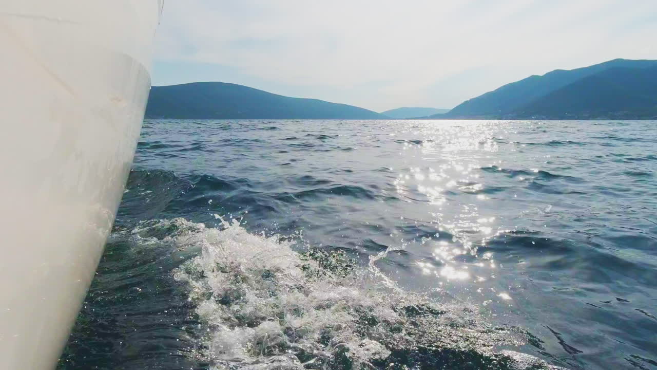 바다에서 항해하는 요트