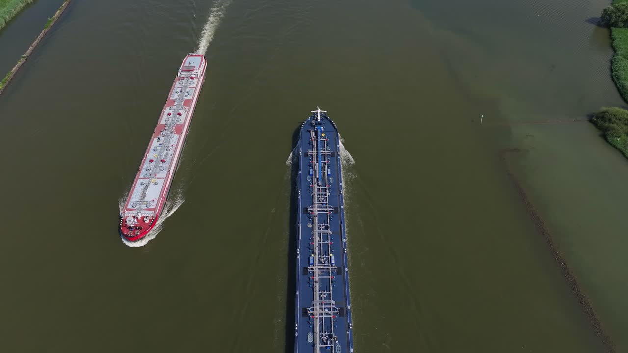fotografía de arriba de dos buques portacontenedores que se cruzan mientras cruzan el río en la ciudad de zwijndrecht, holanda del sur, países bajos