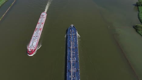 Foto-Superior-De-Dos-Buques-Portacontenedores-Que-Se-Cruzan-Mientras-Cruzan-El-Río-En-La-Ciudad-De-Zwijndrecht,-Holanda-Del-Sur,-Países-Bajos.