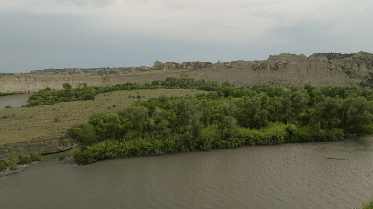 берег реки алазани под скалами заповедника вашловани, грузия