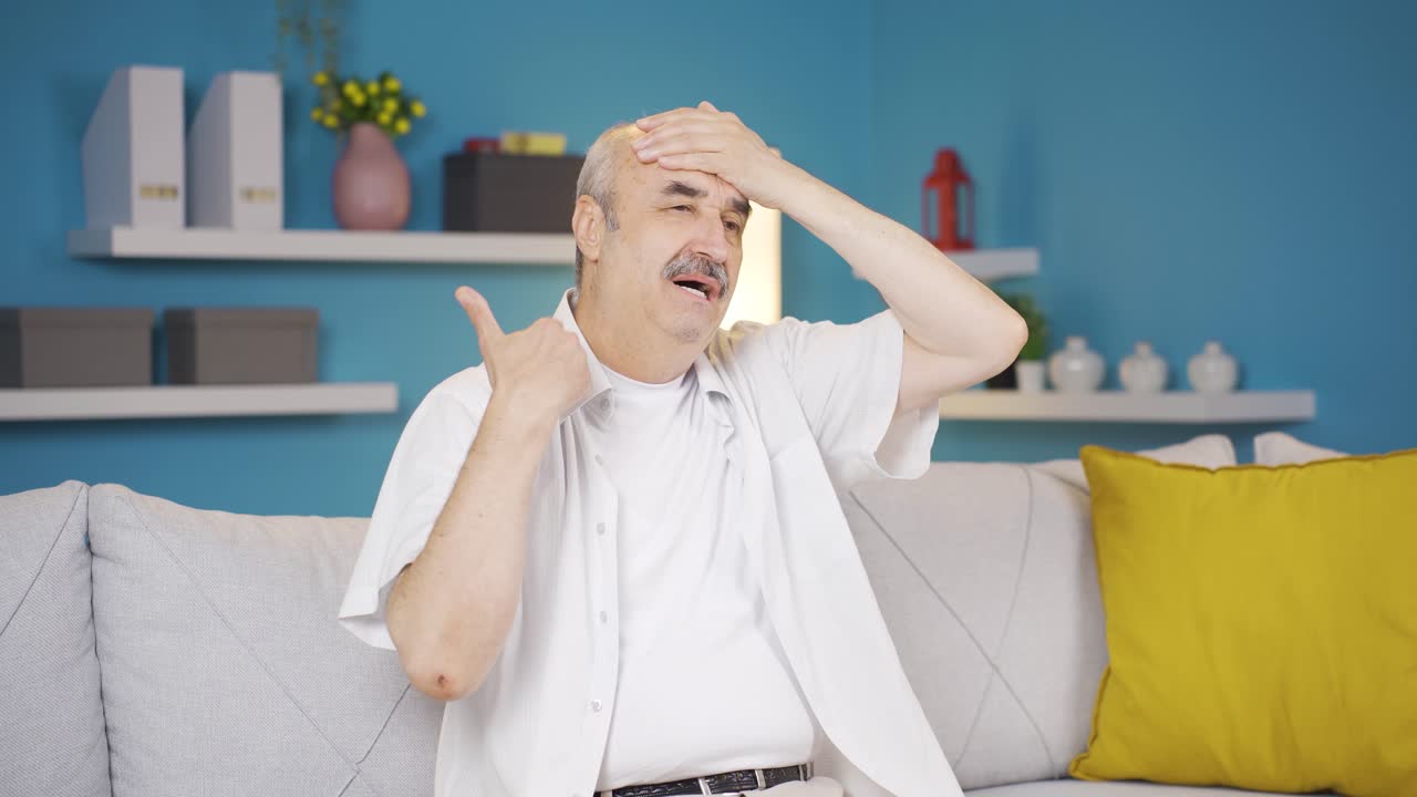 고열을  ⁇ 고 있는 병든 노인.