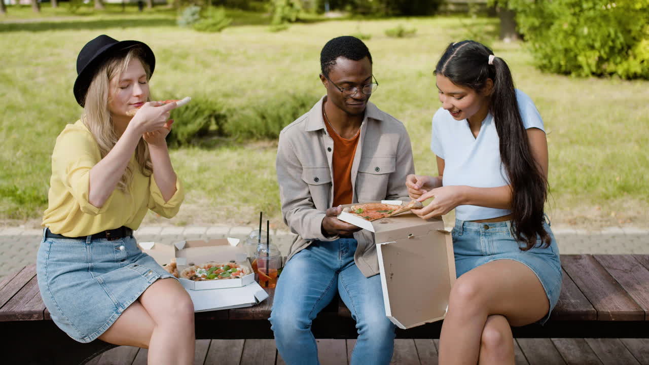 젊은 친구 들 이 함께 즐거운 시간 을 보내고 있다