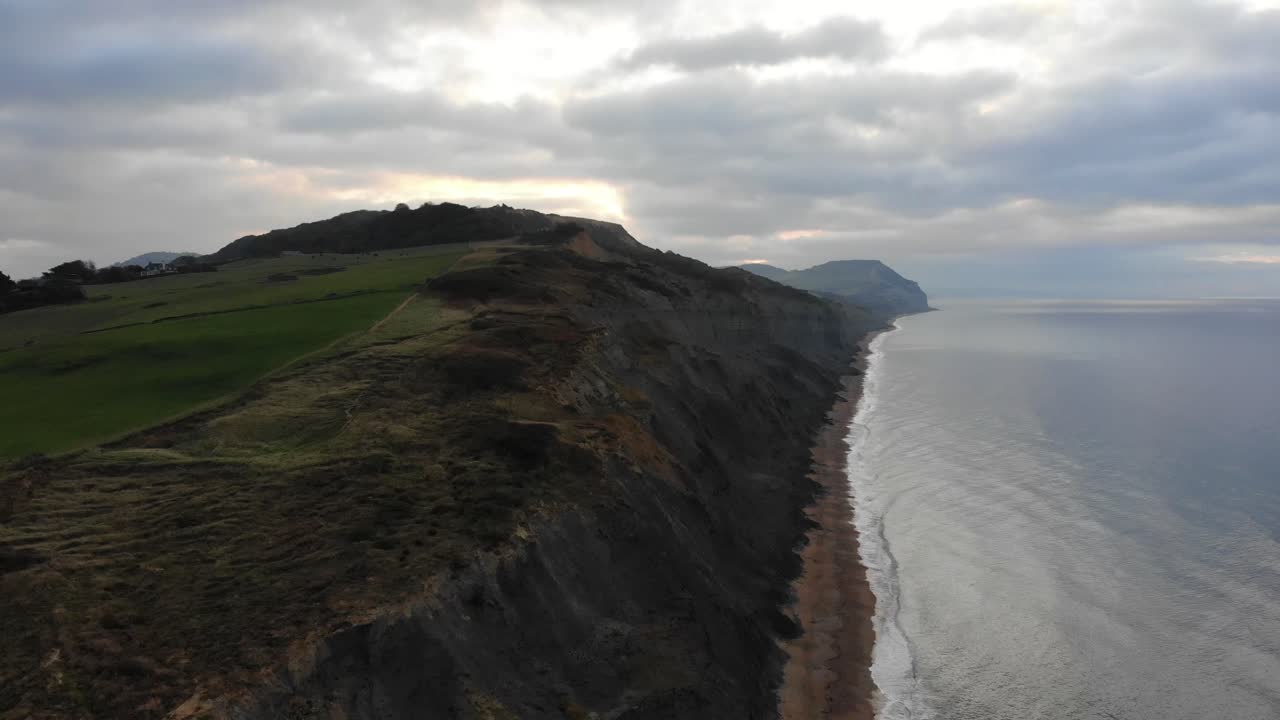 vista aérea a lo largo de los acantilados de la costa jurásica a lo largo de la playa de charmouth por la mañana