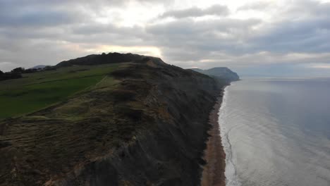 Luftbild-Entlang-Der-Jura-Küstenklippen-Am-Strand-Von-Charmouth-Am-Morgen