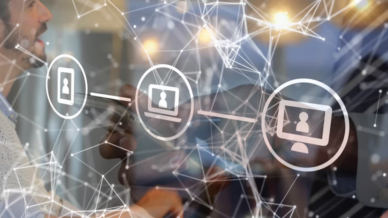 el video muestra a un hombre de negocios usando un teléfono móvil contra un fondo blanco