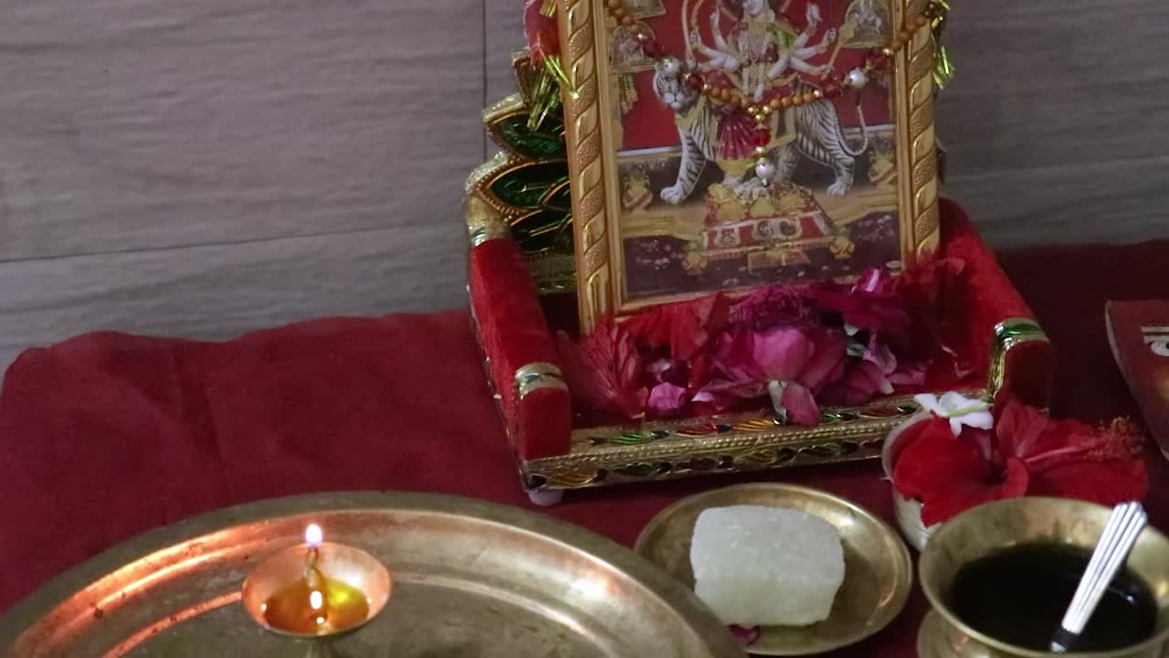 힌두 신 듀르가 우상 인도에서 듀르가 푸자 (durga puja) 를 맞아 집에서 성스러운  ⁇ 배
