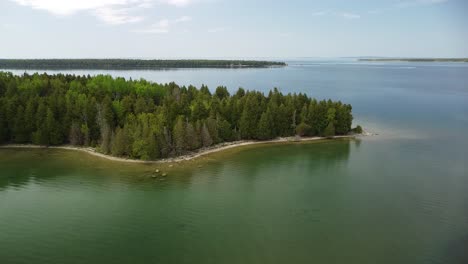 Descenso-De-La-Península-De-La-Isla-Aérea---Islas-Les-Cheneaux,-Michigan