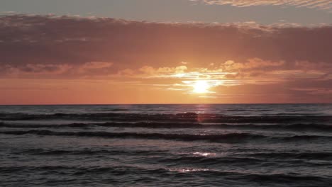 puesta de sol amanecer en la playa letonia, mar báltico verano