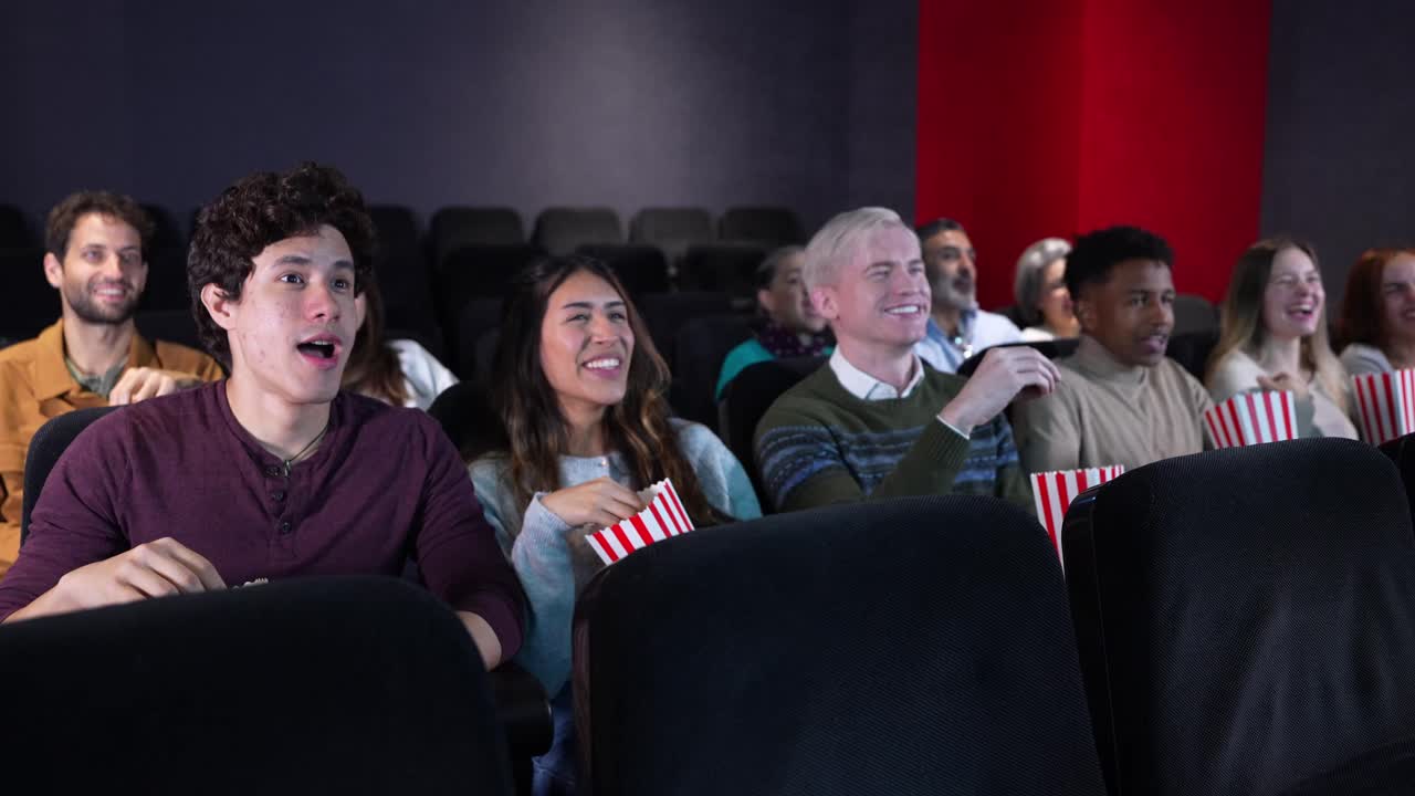 Persone che guardano un film in un cinema
