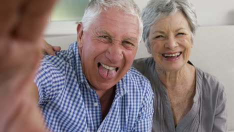una pareja de ancianos tomando selfies.