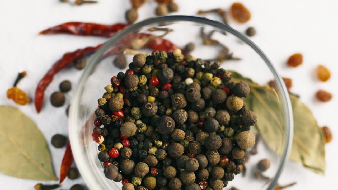 un conjunto de especias y diferentes variedades de pimienta 1