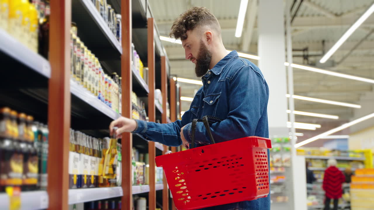 hombre comprando comestibles en un supermercado