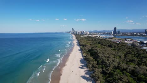 Ruhige-Wellen-über-Southport-Spit-Am-Hauptstrand-An-Der-Gold-Coast,-Queensland,-Australien