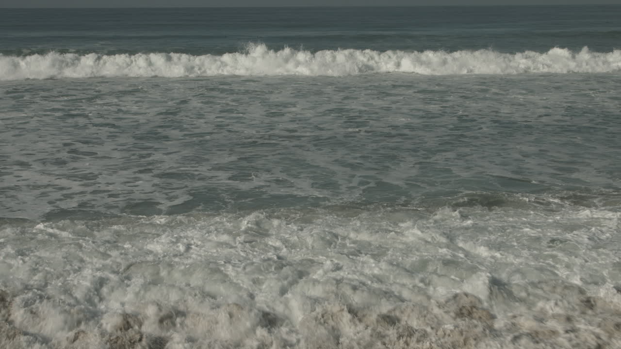 Onde oceaniche si infrangono sulla costa nella Riserva Naturale Statale di Torrey Pines