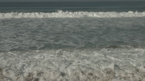 Las-Olas-Del-Océano-Chocan-Contra-La-Costa-En-La-Reserva-Natural-Estatal-De-Torrey-Pines.