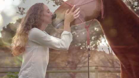 mujer besando a un caballo en la granja