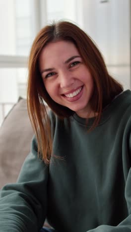 una mujer feliz sonriendo.