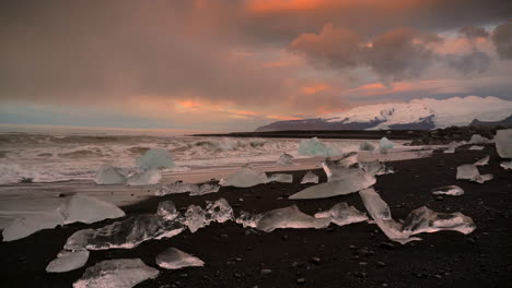 Schöner-Eisiger-Diamantstrand-Bei-Sonnenaufgang---Breit