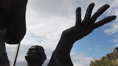 Statuenmensch-Und-Handskulptur