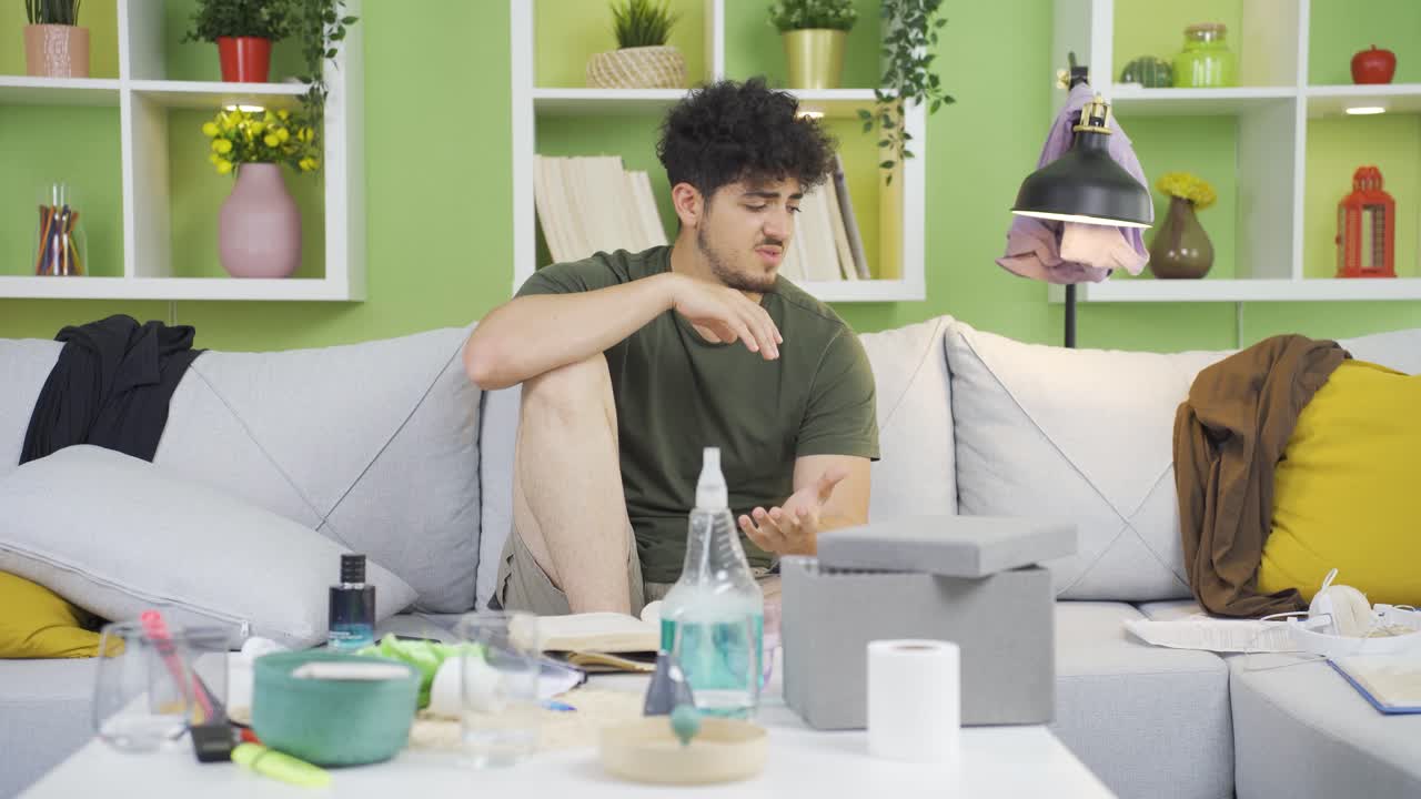 게으른 사람은 위기와 정신적 문제에 처해 있습니다.