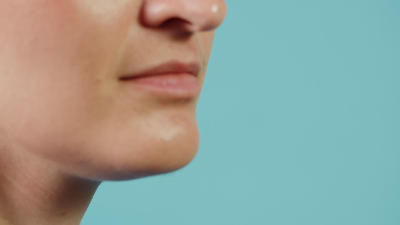 una mujer hablando en un teléfono celular vintage.