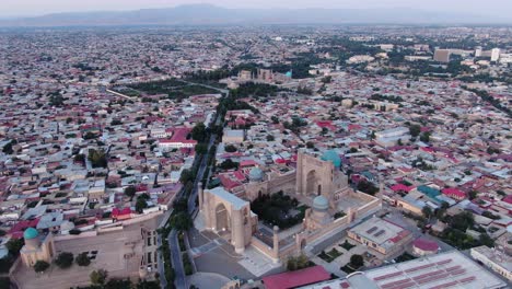 vista aérea de la ciudad de samarcanda con la mezquita bibi-khanym y el mausoleo en uzbekistán