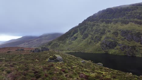 Lago-De-Montaña-En-Un-Frío-Y-Húmedo-Día-De-Invierno-Montañas-Comeragh-Waterford-Irlanda