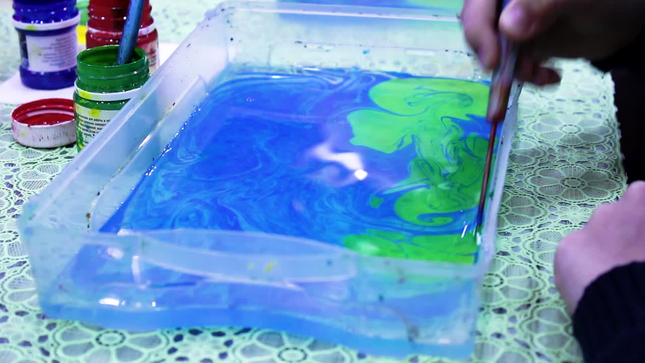 Seni Marbling Cair Berwarna-warni
