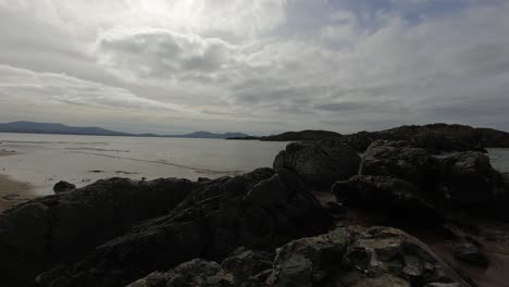 Wolkenbedeckung-Im-Morgengrauen-Und-Wellen-Im-Zeitraffer-Steigen-über-Die-Felsige-Walisische-Strandküste