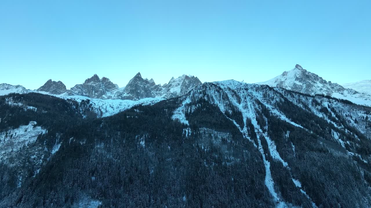 Fransa'nın Chamonix kayak merkezi yakınlarındaki Alpler'in dramatik dağ manzarasının drone ile havadan panoramik çekimi.