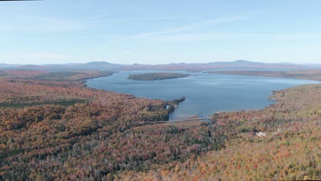 位於因州蘭格利 (rangeley) 的高地的秋天時間