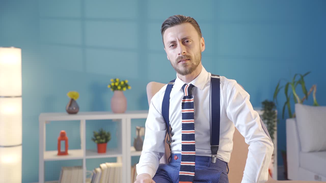 예쁜 우아한 사업가의 초상화. 집에서 세련되고 세련된 남자.