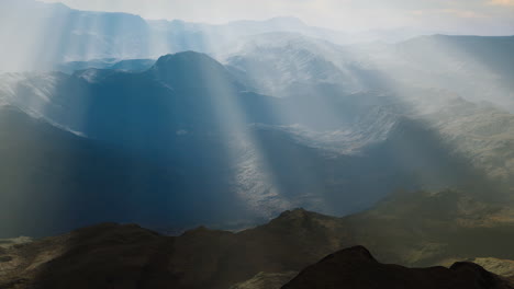 Alpenketten-Im-Morgennebel-Eingehüllt