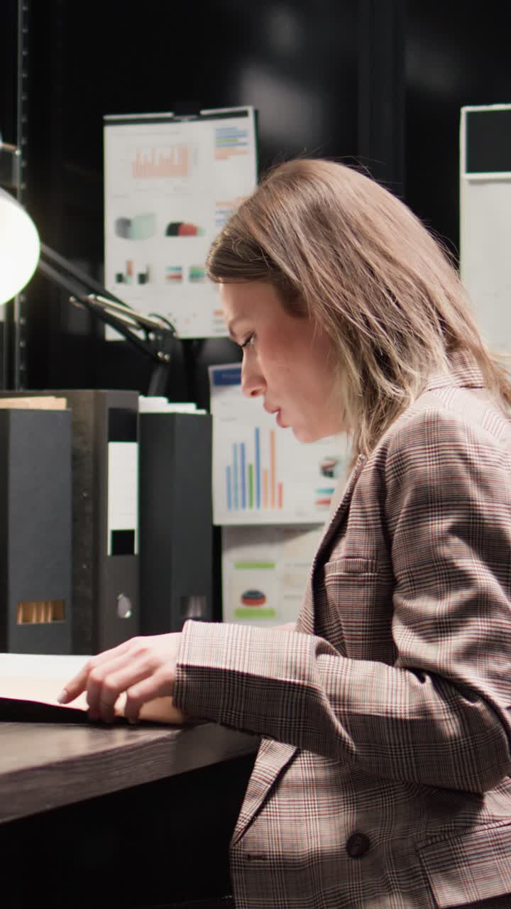 Donna d'affari in ufficio con laptop e report