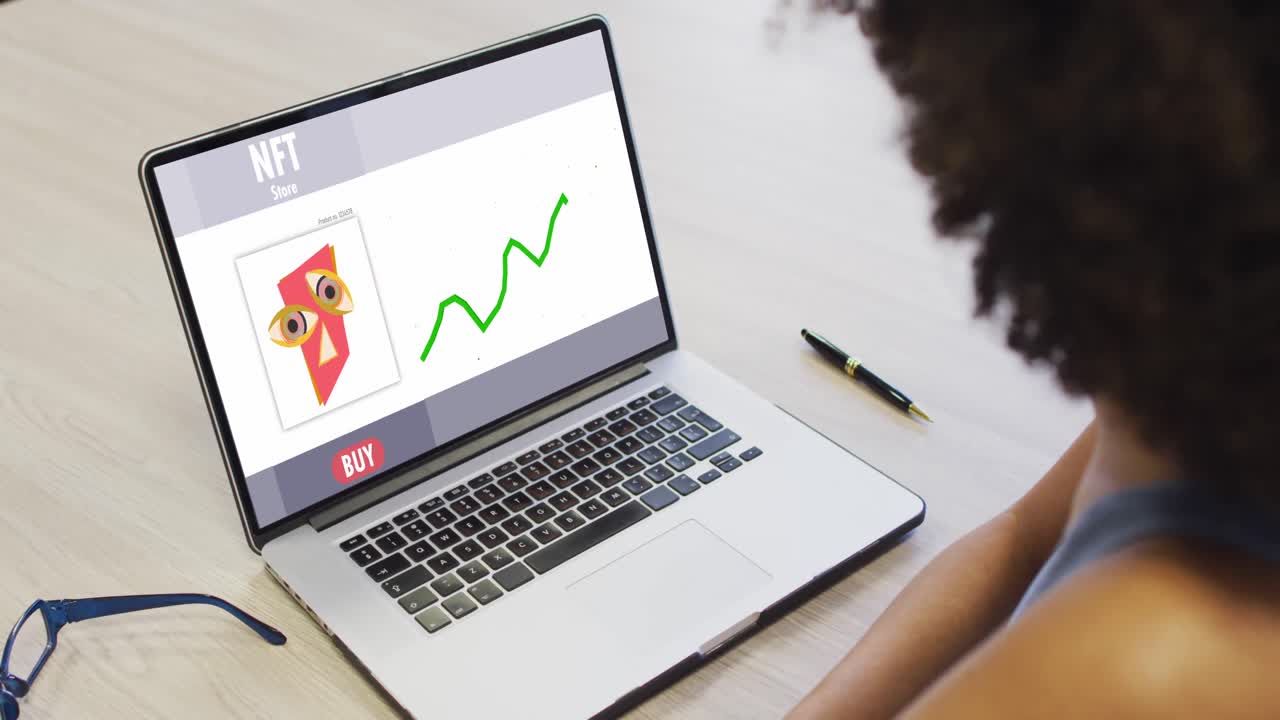 mujer de negocios afroamericana usando una computadora portátil para llamadas de video con procesamiento de datos