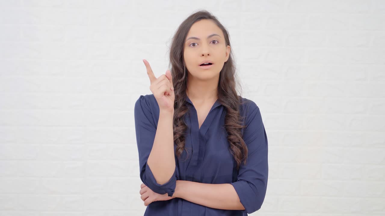 la chica india tiene una idea.